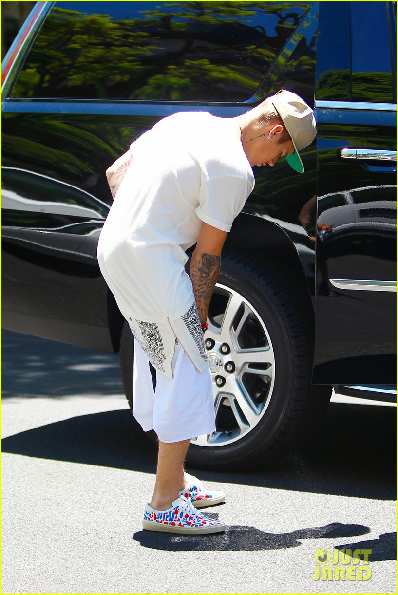 Did Justin Bieber Skip Lines at Disneyland in a Wheelchair? Photo 3162491 Justin Bieber