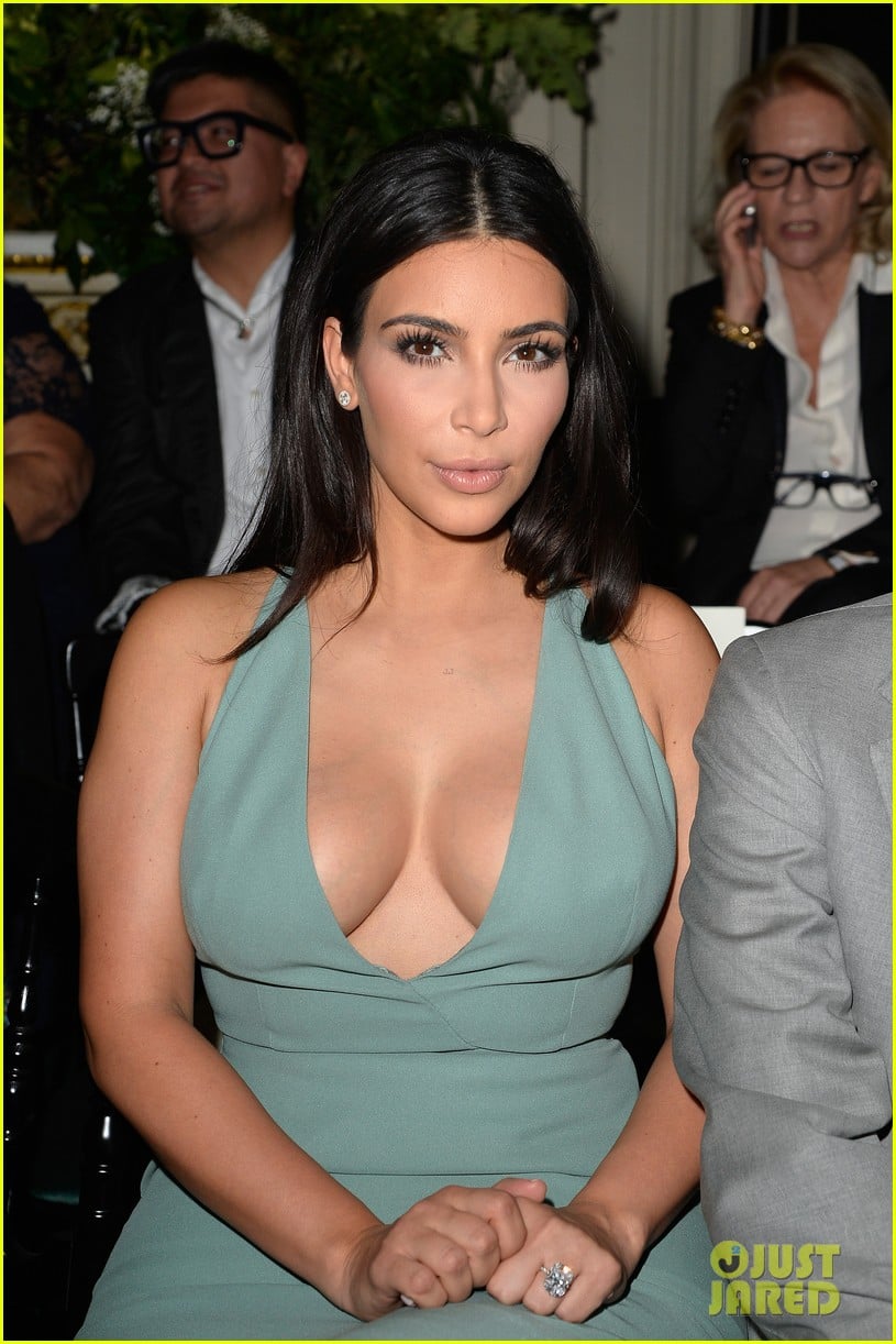 kim kardashian displays lots of cleavage for valentino fashion show 113152336