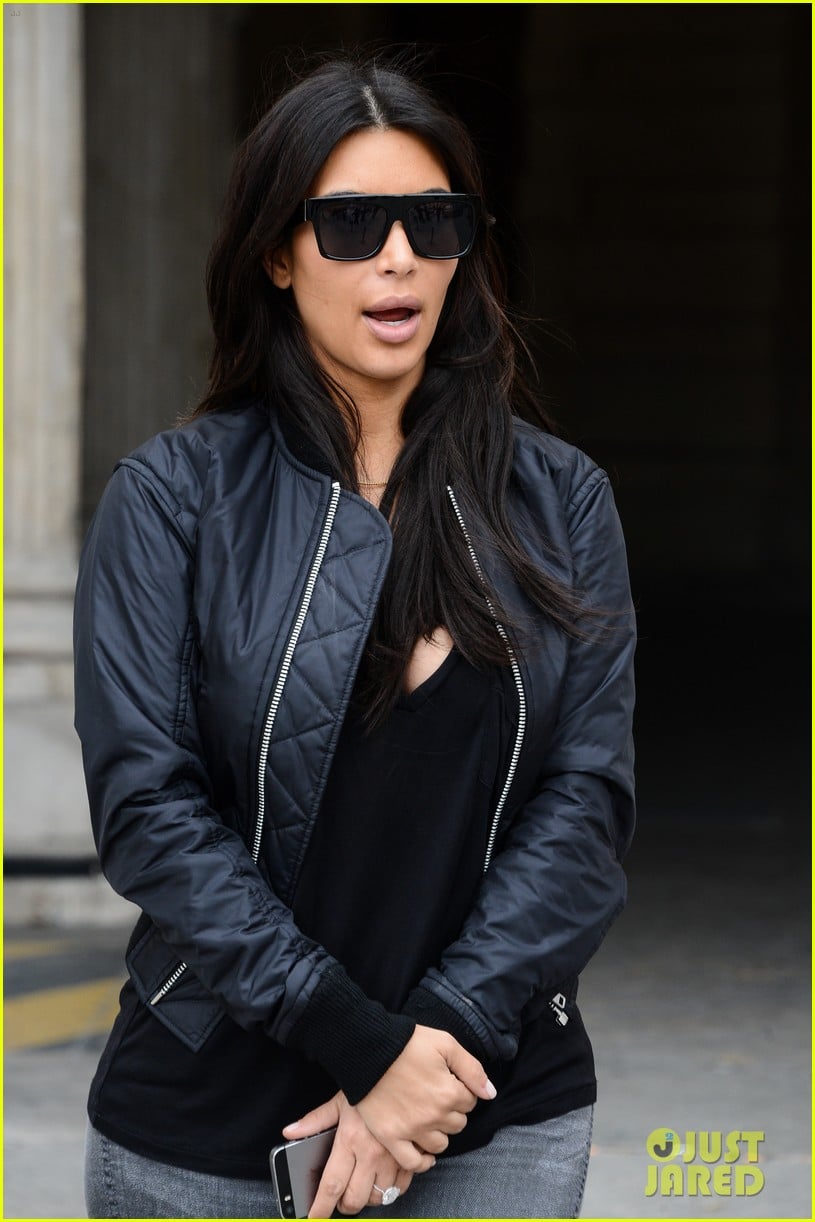 kim kardashian displays lots of cleavage for valentino fashion show 353152360