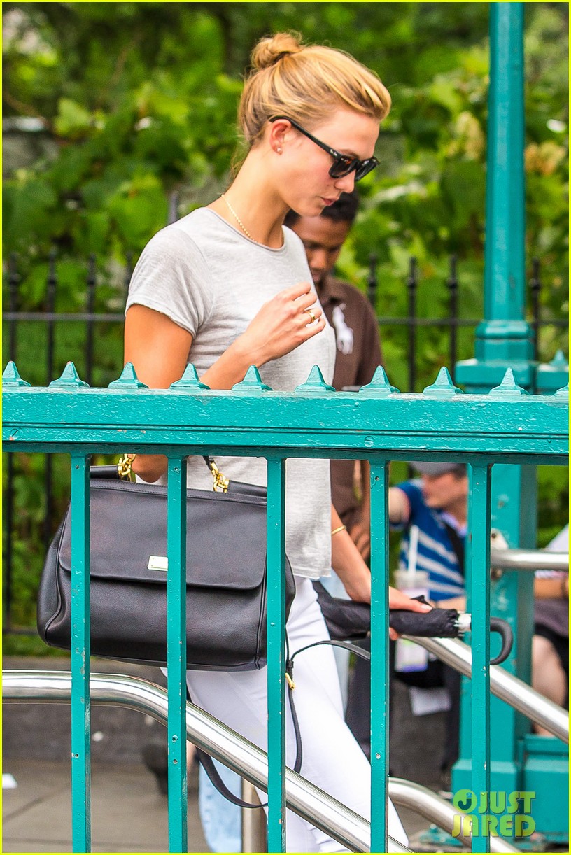 karlie kloss nyc subway lunch with taylor swift 033156636