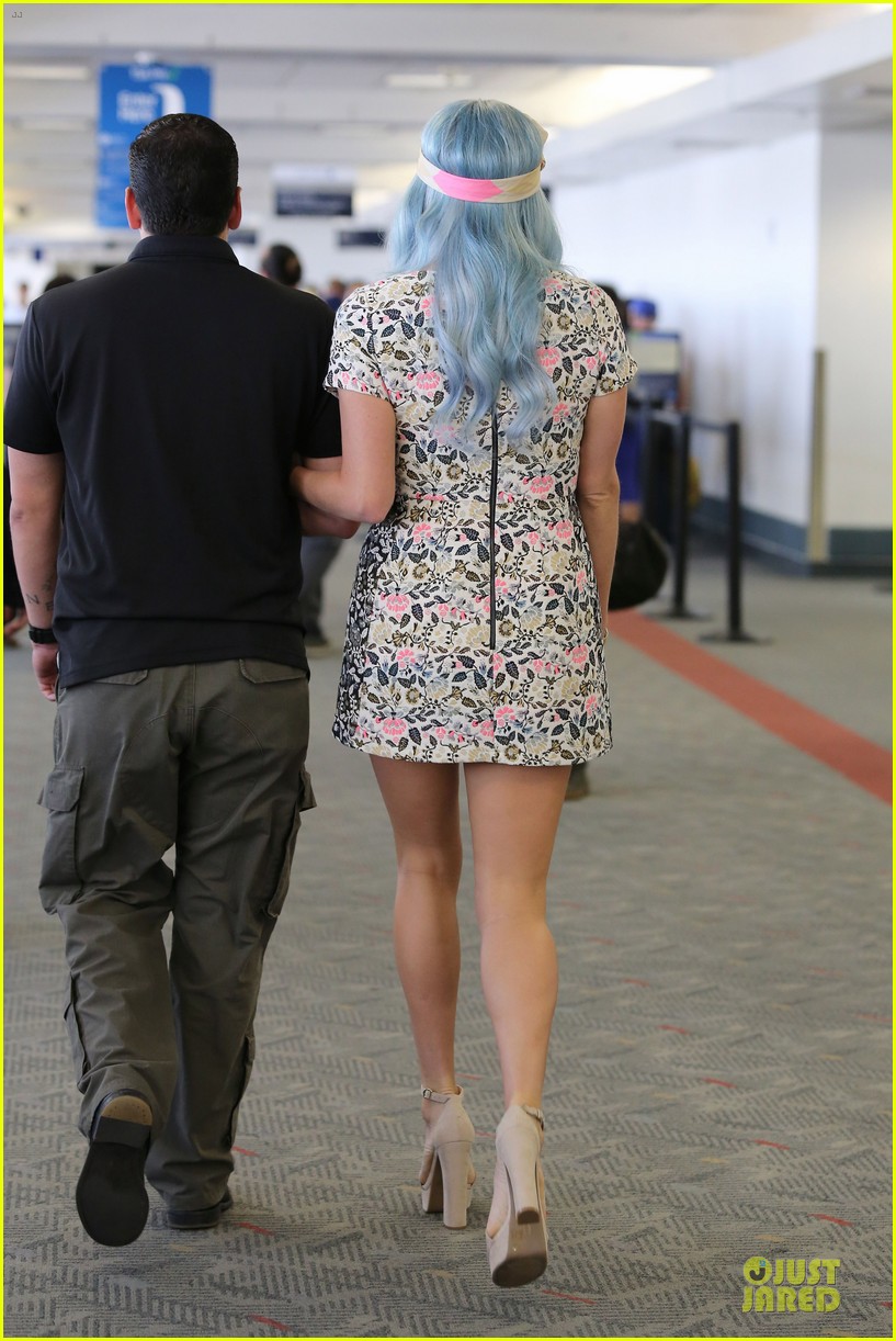 kesha blue hair at the airport 19