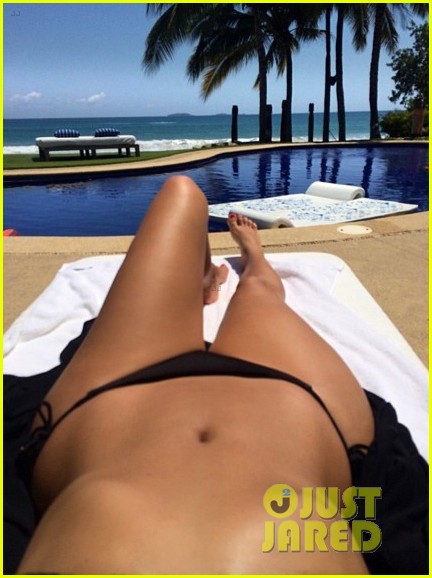 kim kardashians puts her amazing bikini body on display 013159199