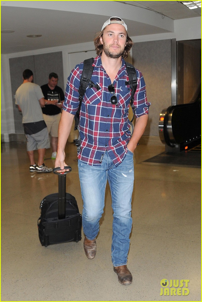 taylor kitsch arrives back in la after world cup vacation 013161560