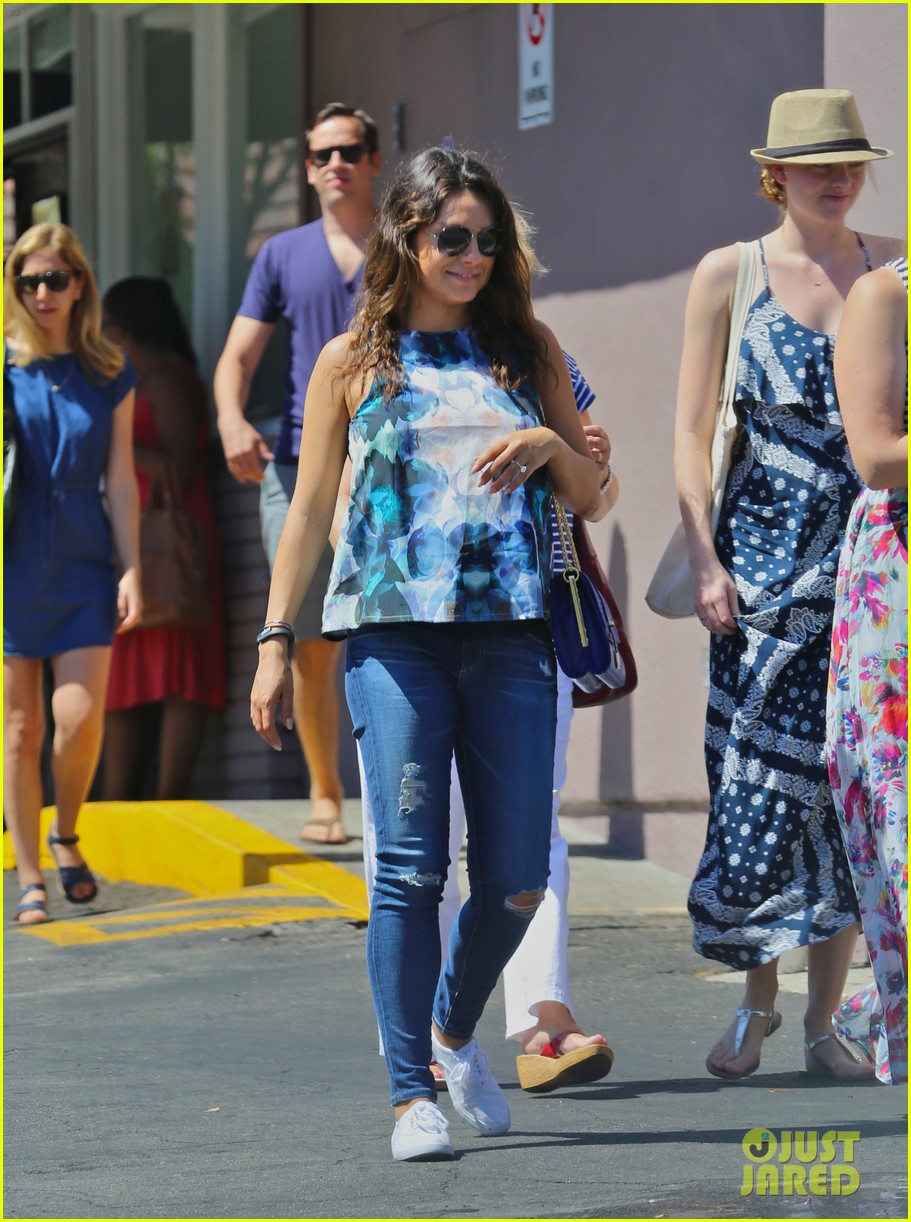 pregnant mila kunis brings her baby bump to brunch with mom 033155290
