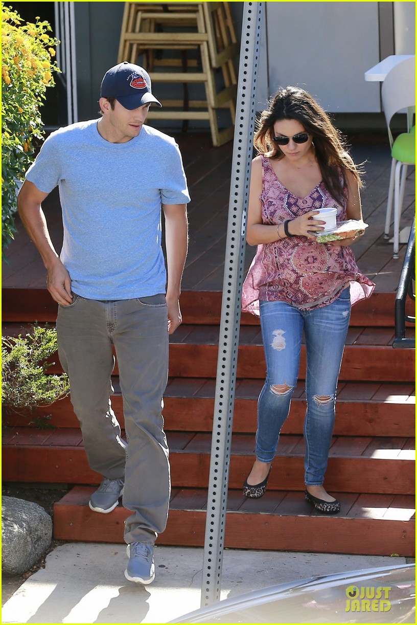 Ashton Kutcher Is 'Super Excited' to Have Baby with Fiancee Mila Kunis(02)