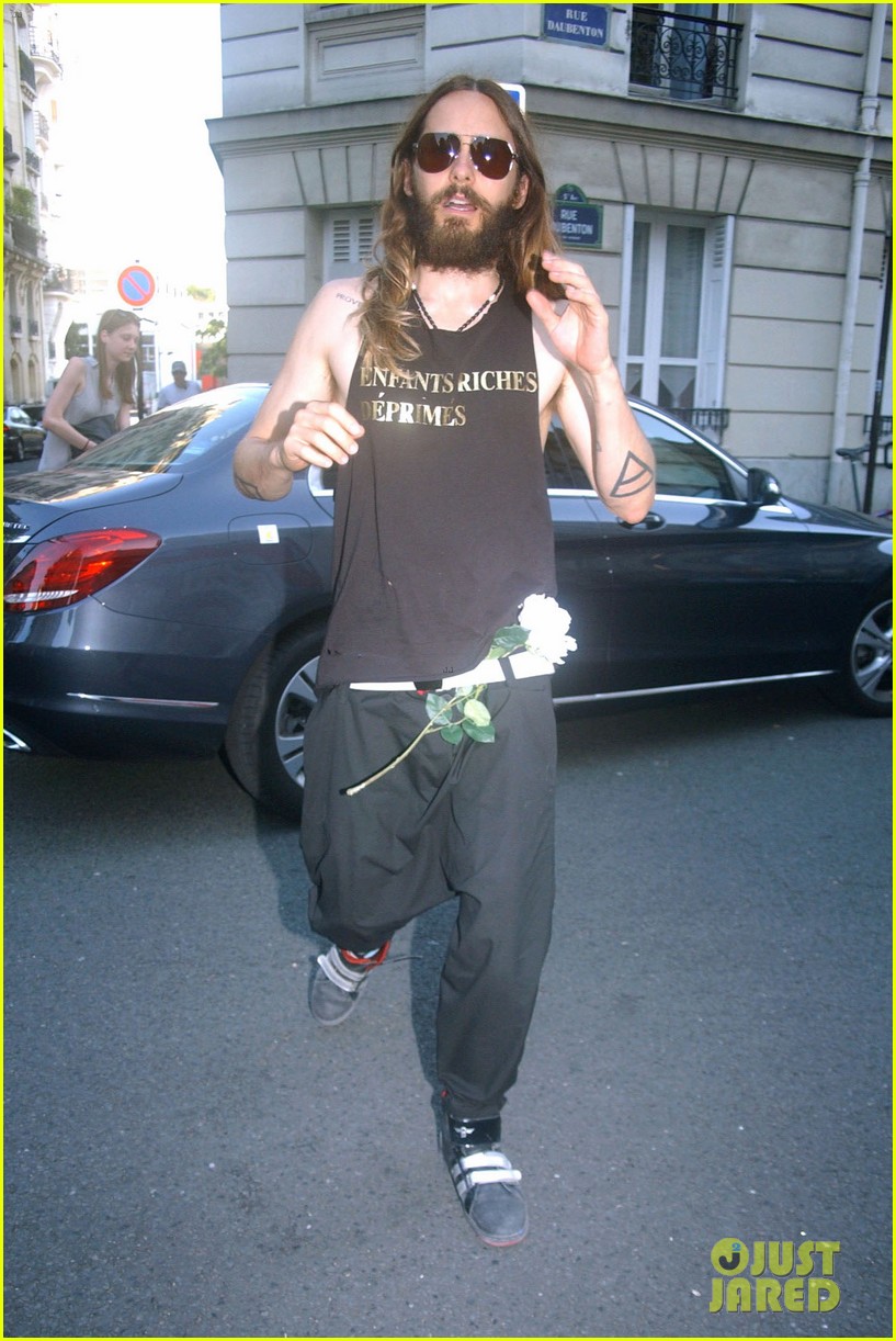 jared leto is greeted by a swarm of fans before big 30 seconds to mars concert 023158228