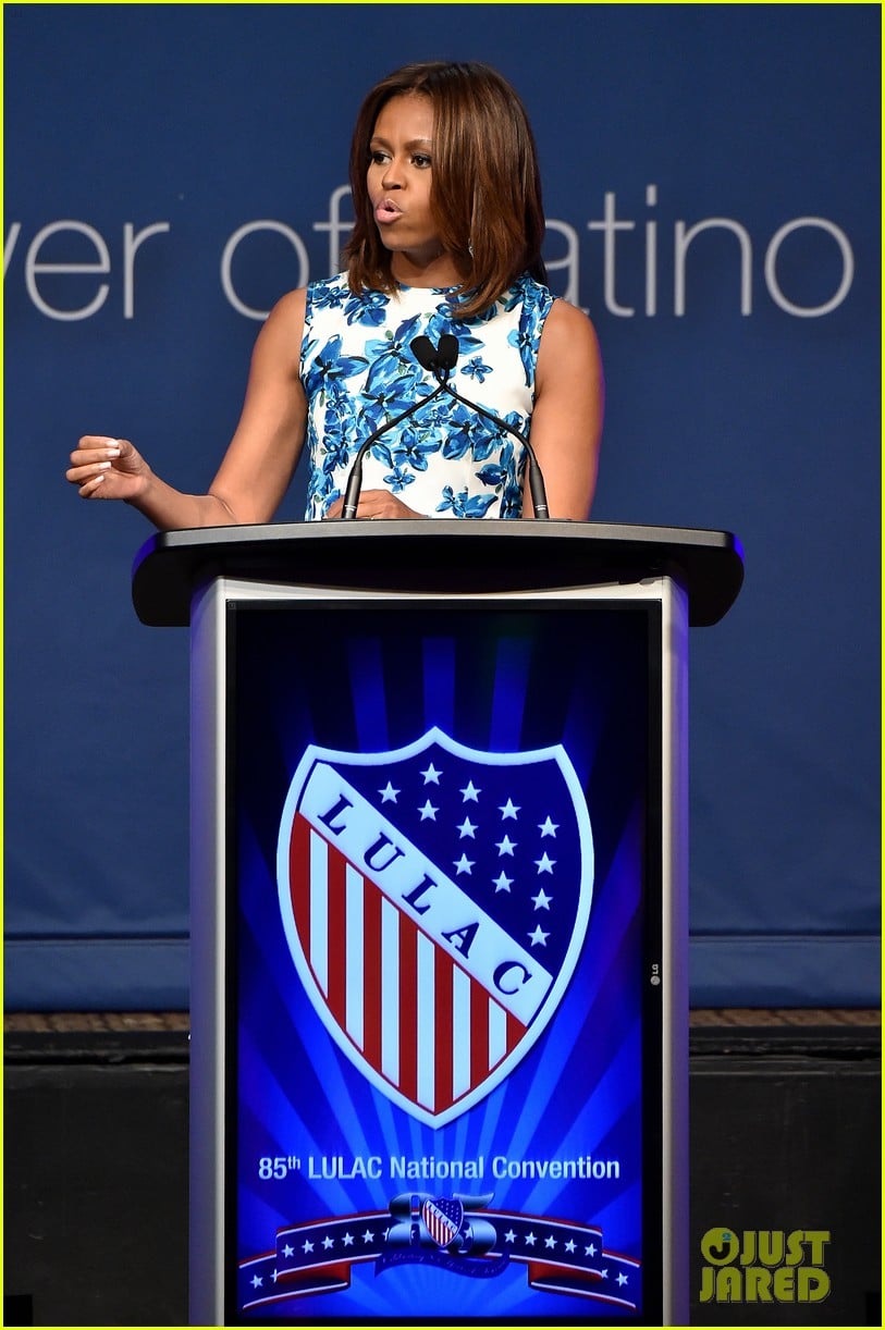 jennifer lopez michelle obama snap a selfie at lulac luncheon 04