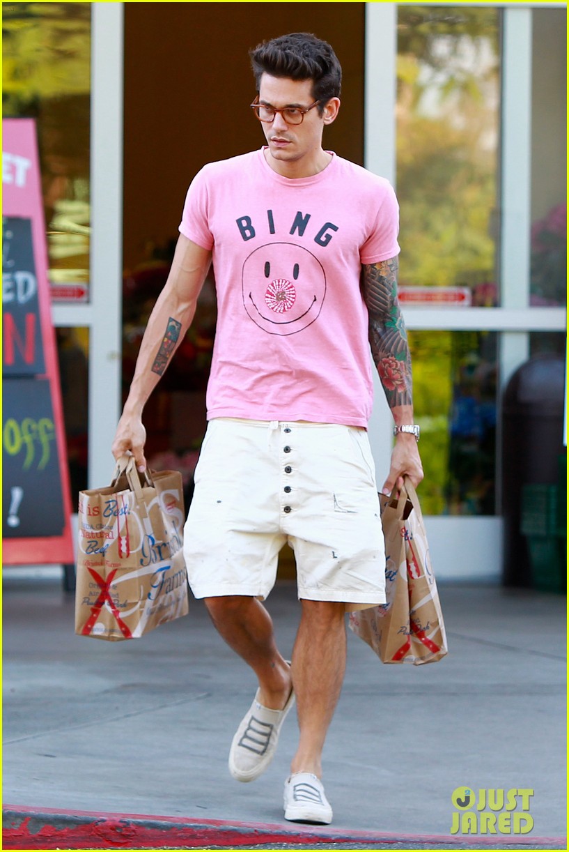 john mayer keeps a grin on his face smile on his shirt 15
