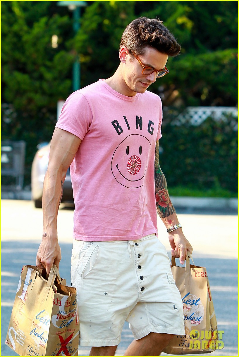 john mayer keeps a grin on his face smile on his shirt 203165385