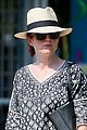 julianne moore is summer chic for yoga class 02