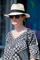 julianne moore is summer chic for yoga class 04