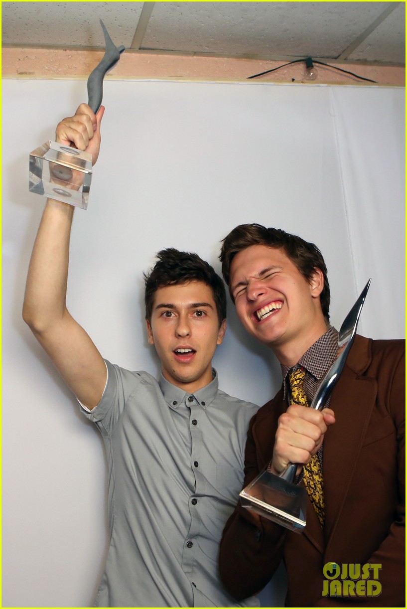 Photo chloe moretz wins fan favorite female actor at young hollywood