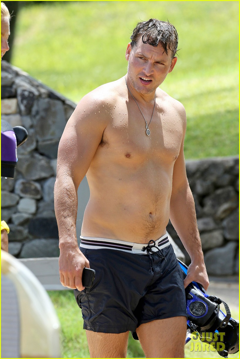 Odyssey s Peter Facinelli Is One Buff Beach Dude In Hawaii Photo Odyssey s Peter Facinelli Is One Buff Beach Dude In Hawaii Photo