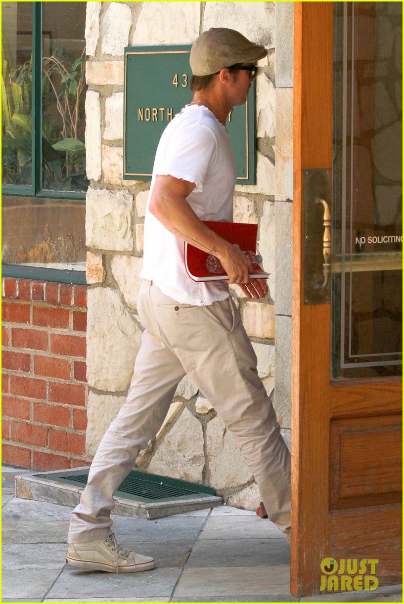 brad pitt brings his script along to a doctors appointment 05