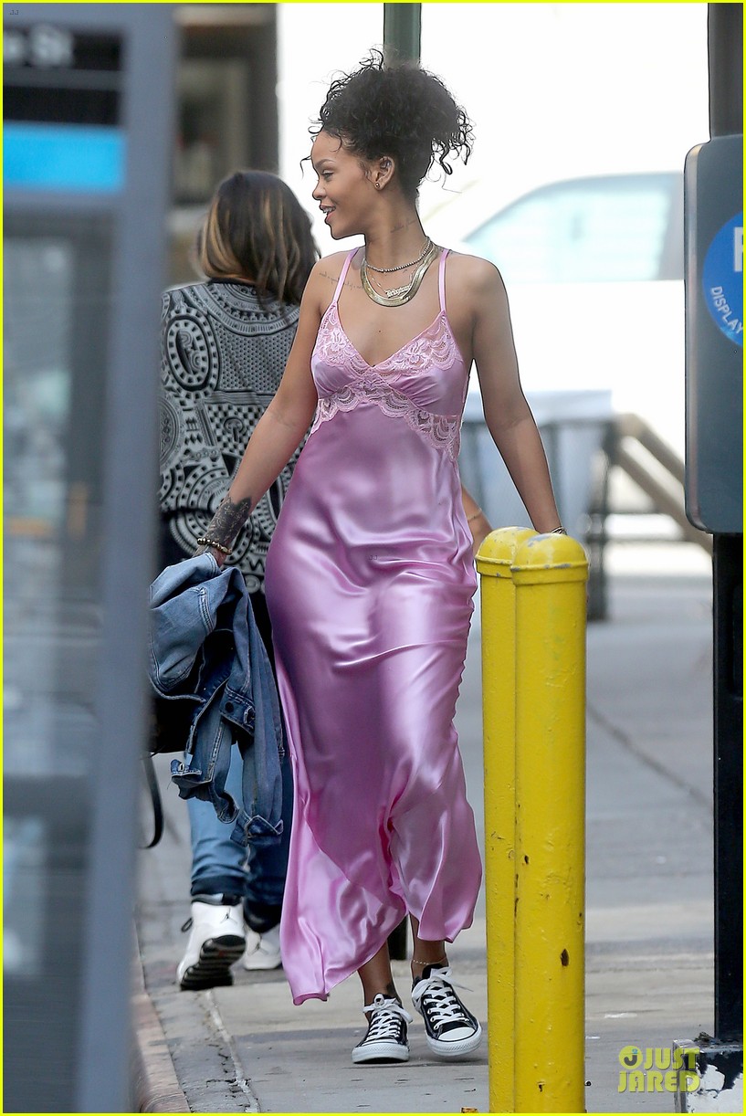 rihanna rocks pink nightgown for fifa game 053151842