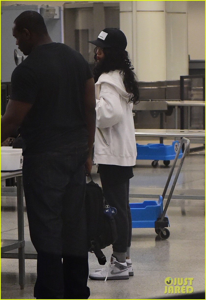 rihanna goes through security before jetting out of lax 02