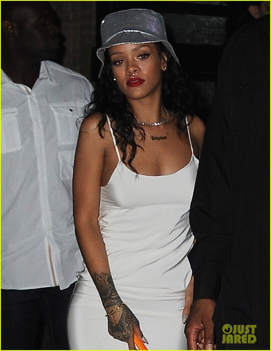 rihanna rocks new nose piercing for brothers party at vip room 05