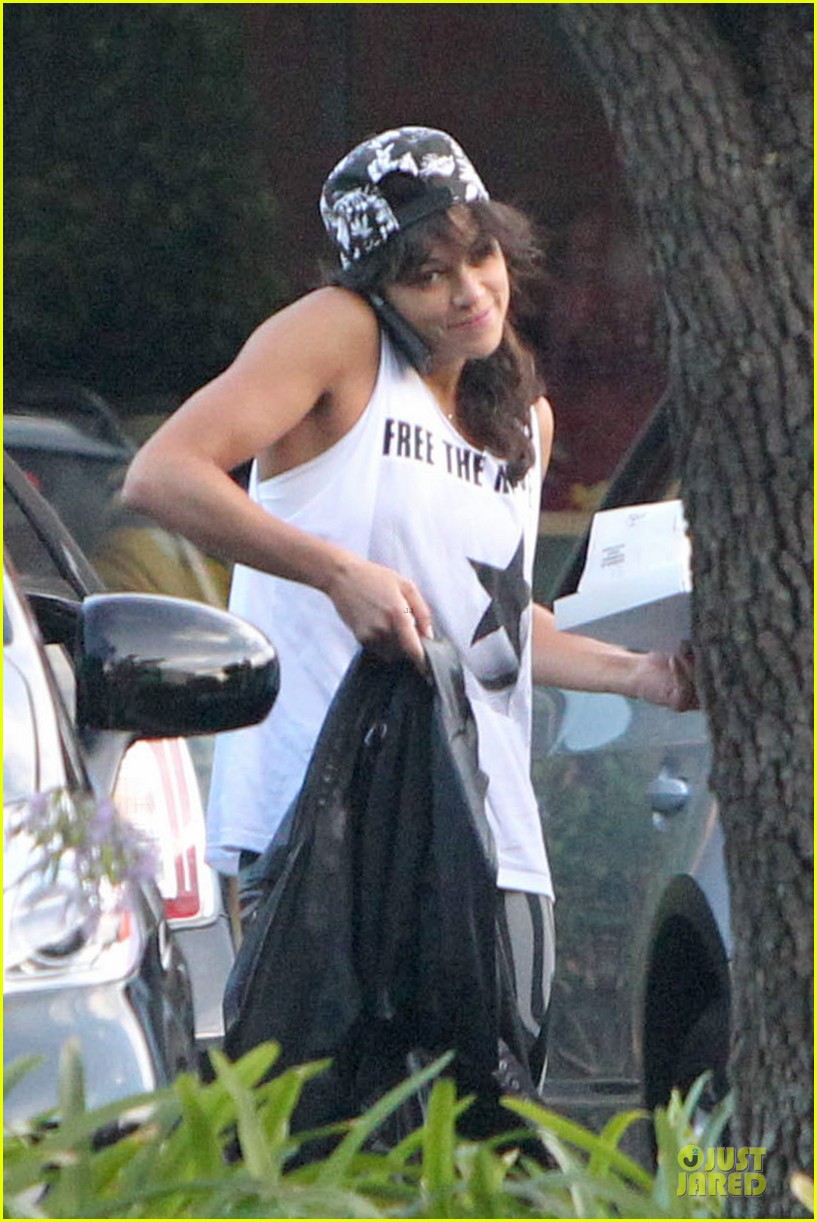 michelle rodriguez toned arms are sight to see 07