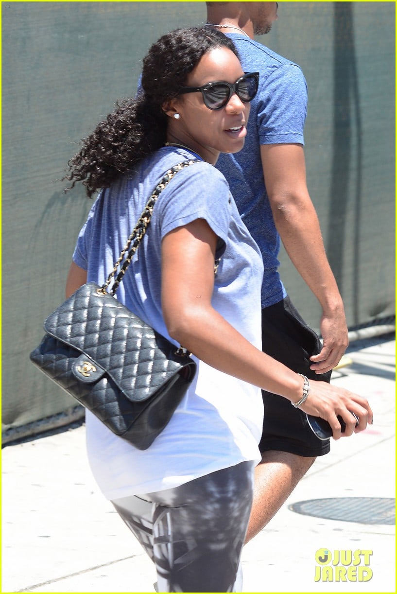 kelly rowland displays her bare baby bump during gym workout 103151708