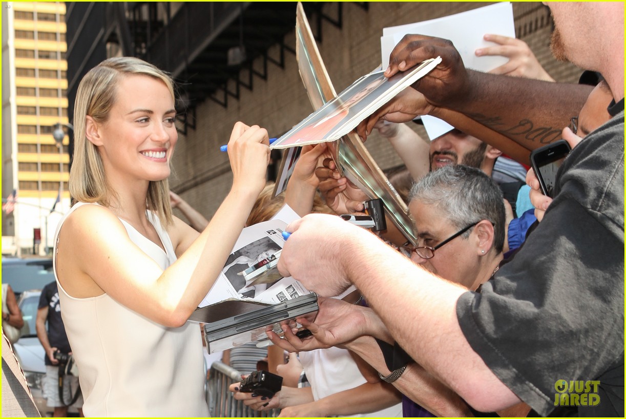 taylor schilling such a sweetheart at letterman 183161982