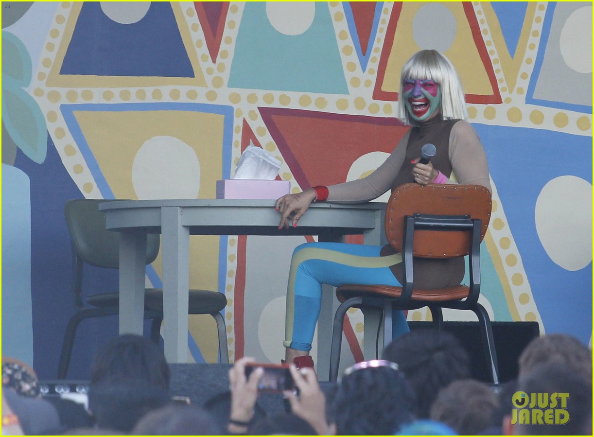 sia performs chandelier in full clown makeup 08