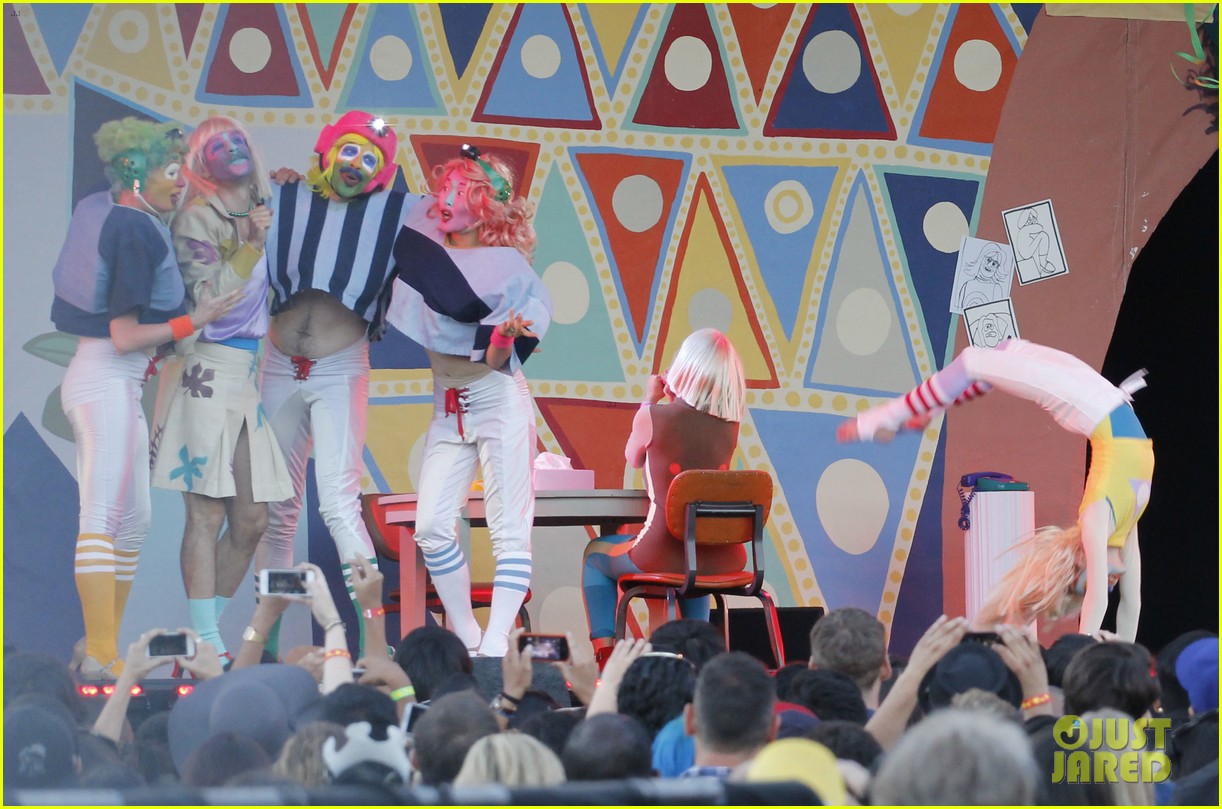 sia performs chandelier in full clown makeup 123149453