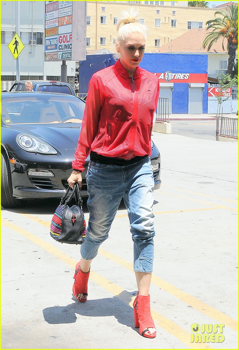 gwen stefani takes her red hot heels for a ride 09