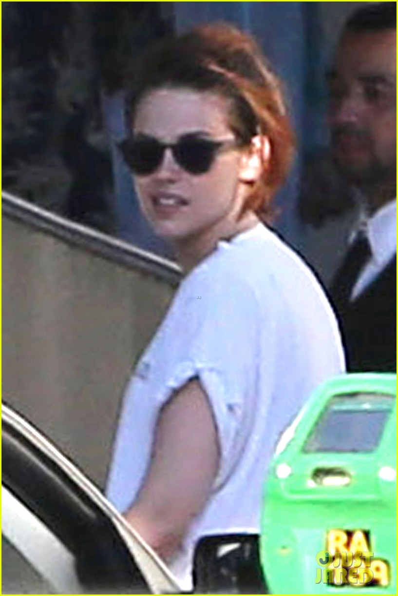 kristen stewart steps out with friends for lunch 043158070