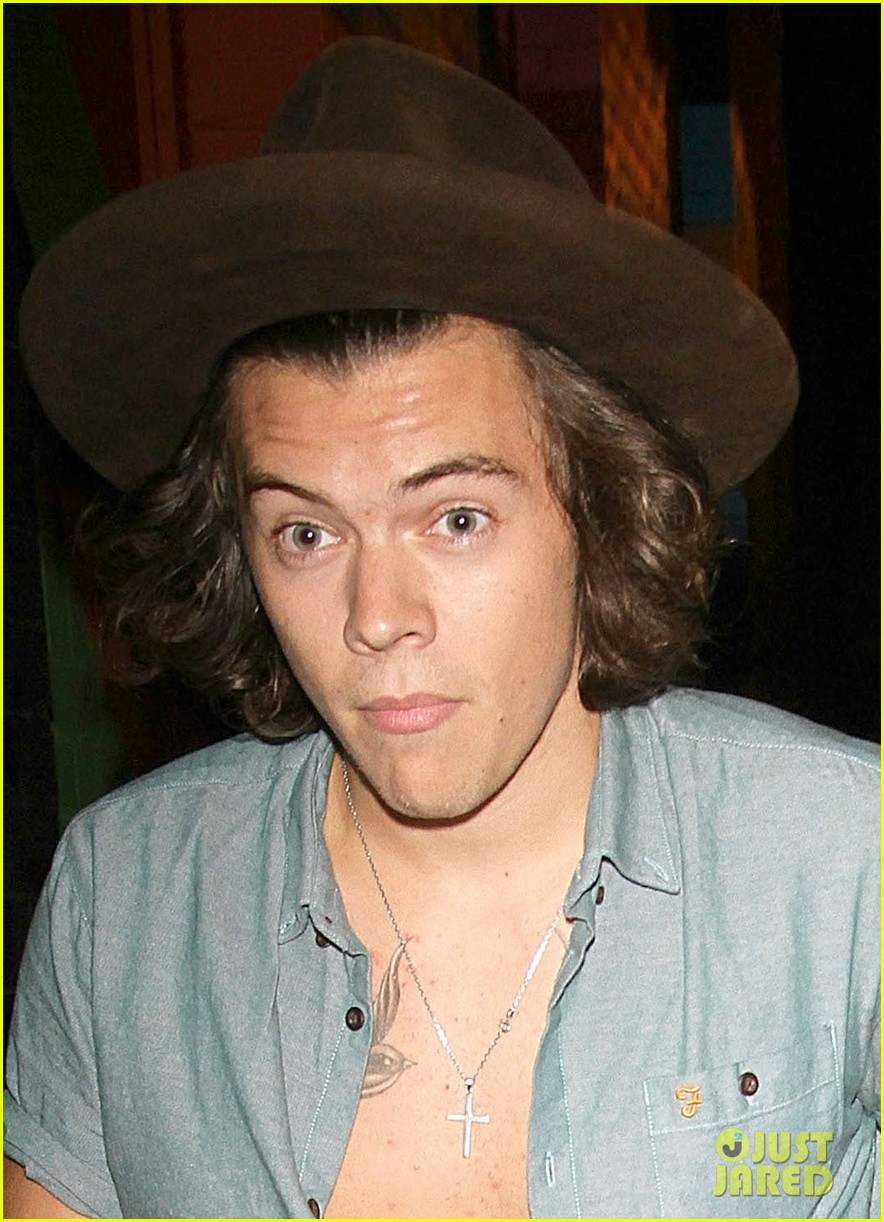 harry styles leaves his shirt unbuttoned 02