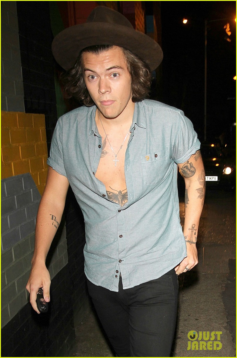 harry styles leaves his shirt unbuttoned 053158818