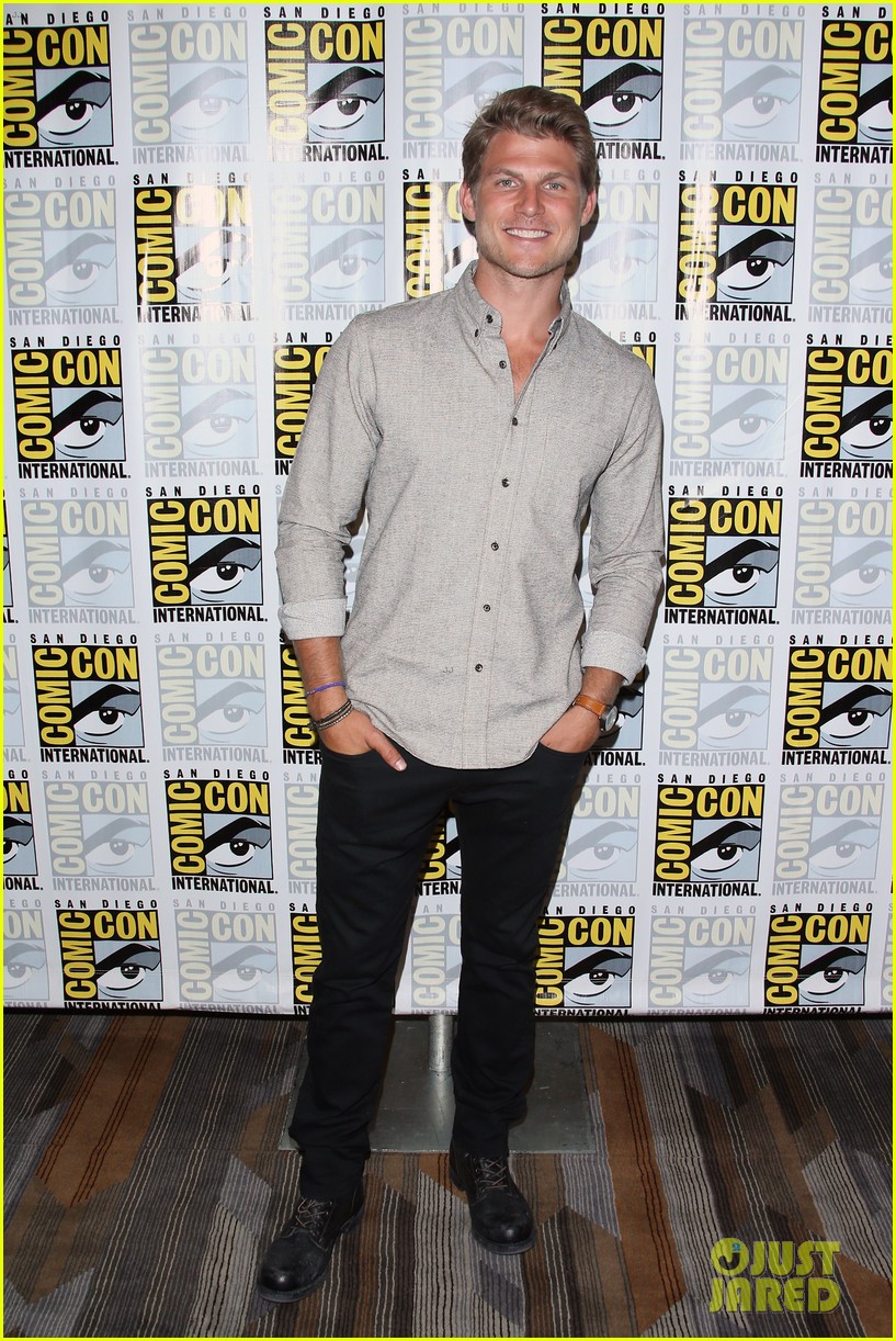 kiefer sutherland eric dane promote their shows at comic con 2014 093163595