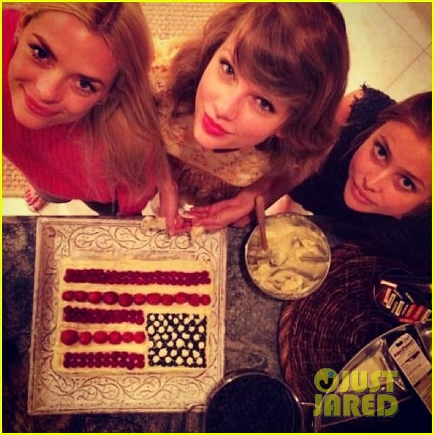 taylor swift jaime king play in the pool 023149286