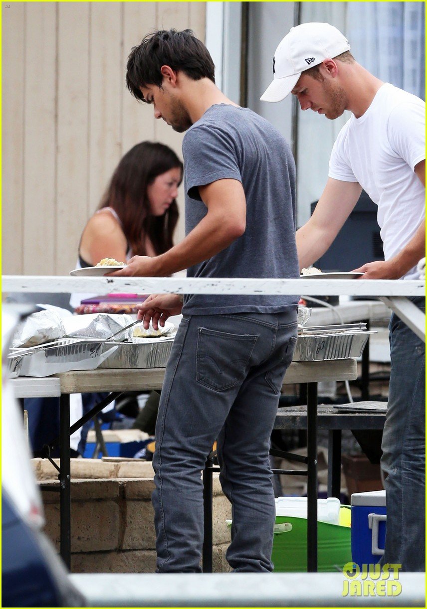 taylor lautner lunch run the tide set 063147220