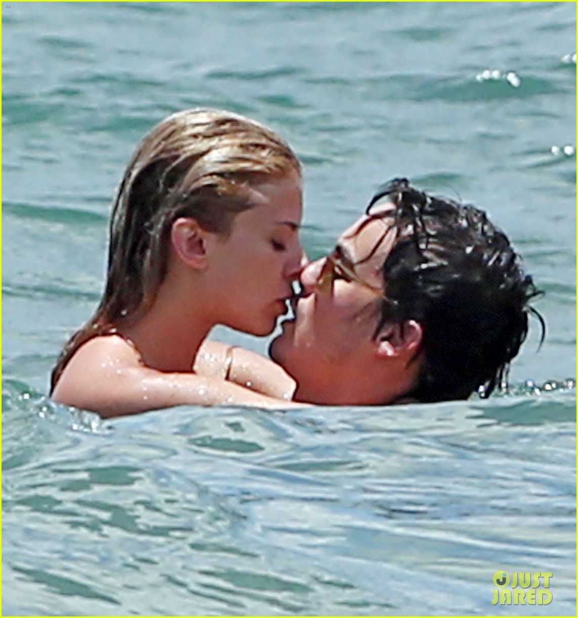 tyler blackburn kiss girlfriend beach maui vacation 023148219