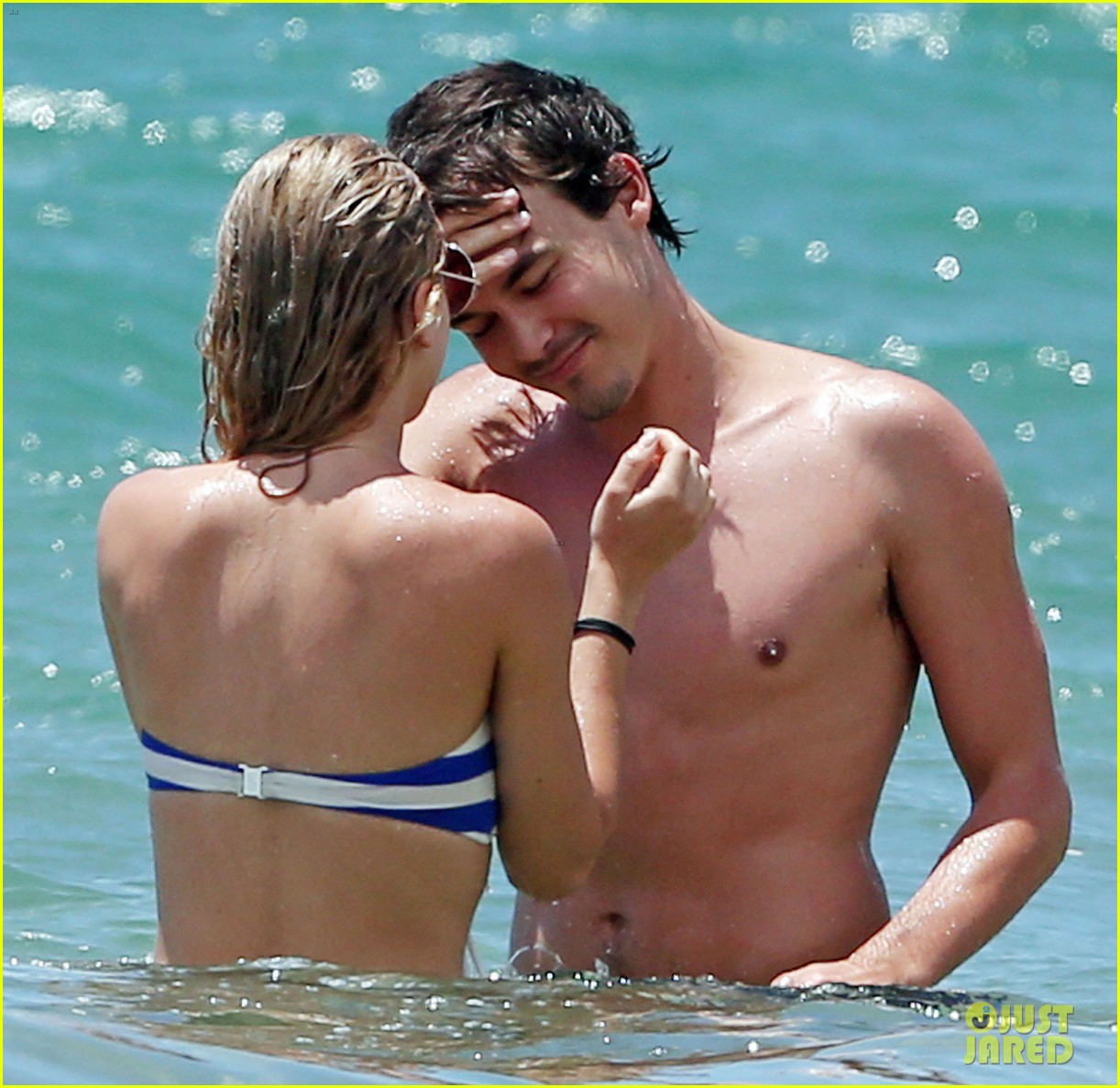 tyler blackburn kiss girlfriend beach maui vacation 04