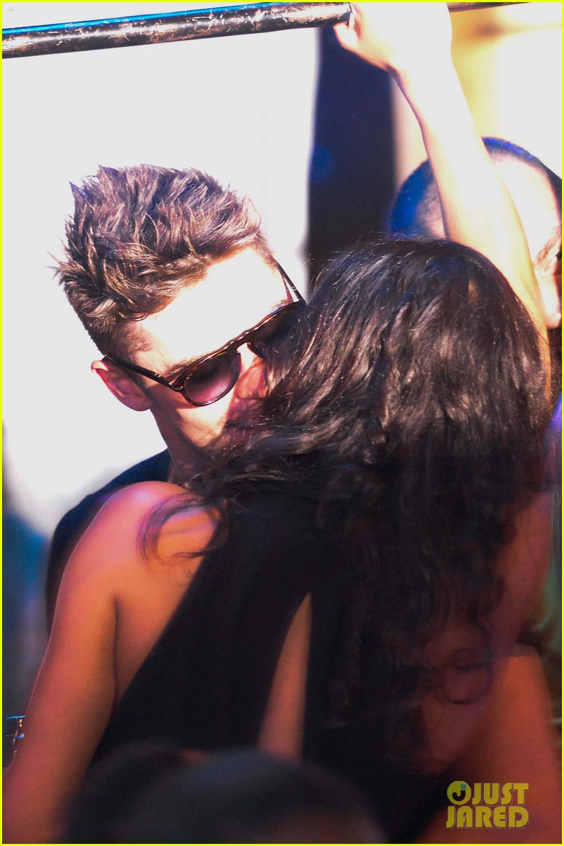 zac efron michelle rodriguez make out on the dance floor 073152283