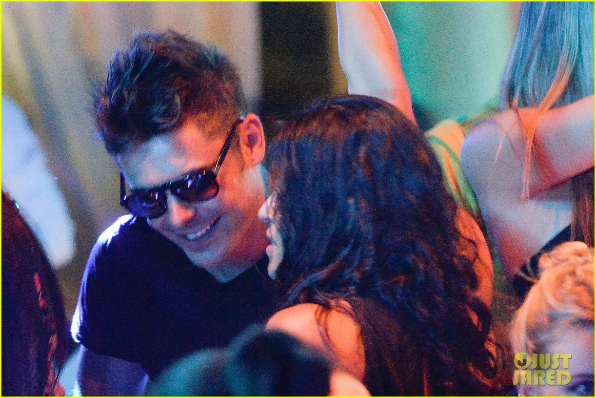 zac efron michelle rodriguez make out on the dance floor 08