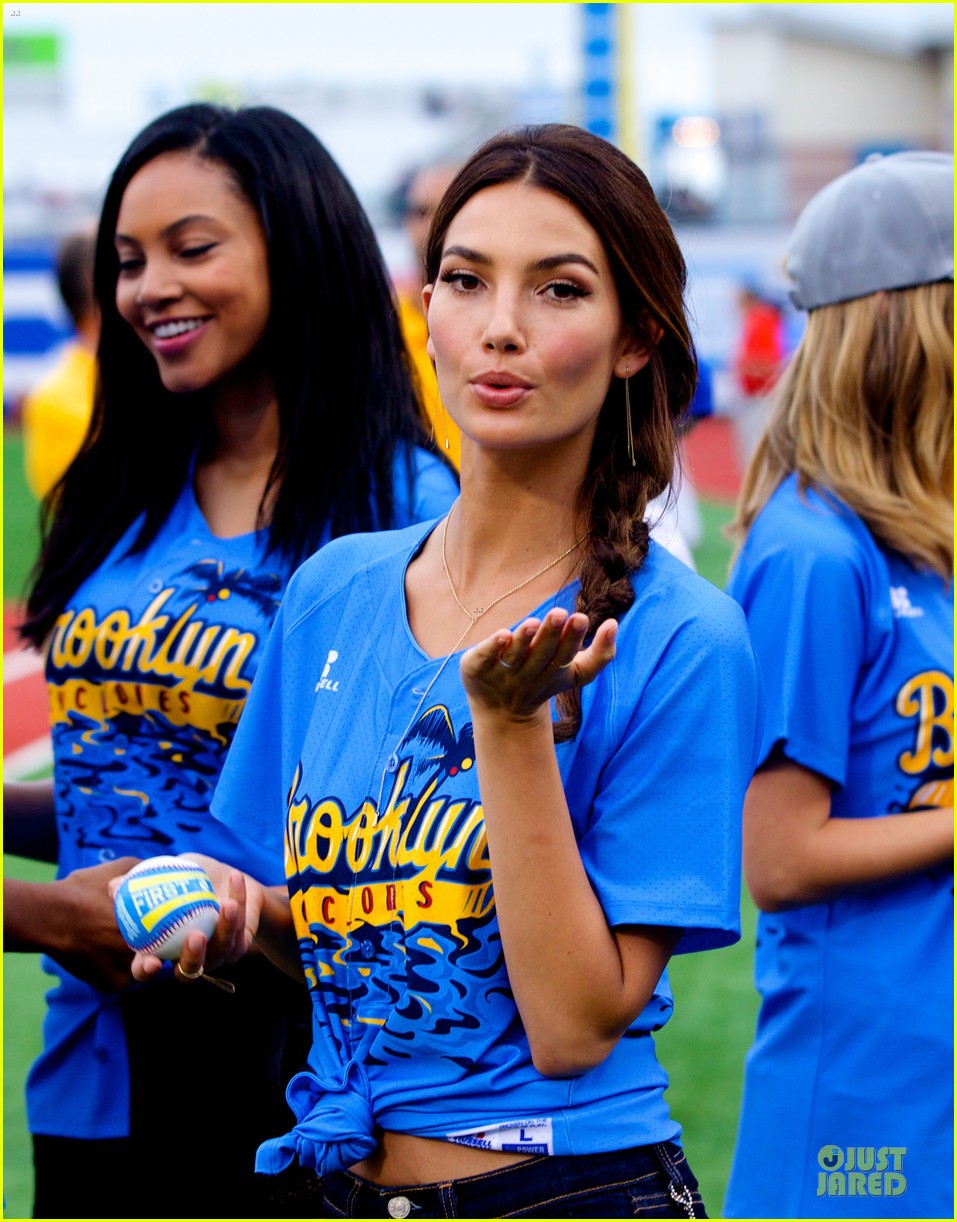 lily aldridge gigi hadid throw out first pitch at baseball game 29