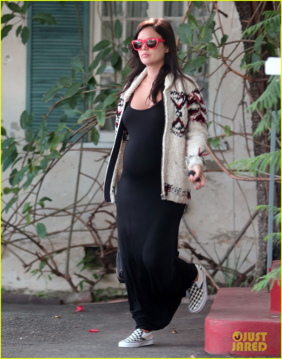 rachel bilson wears a form fitting dress to accentuate her baby bump 013172365