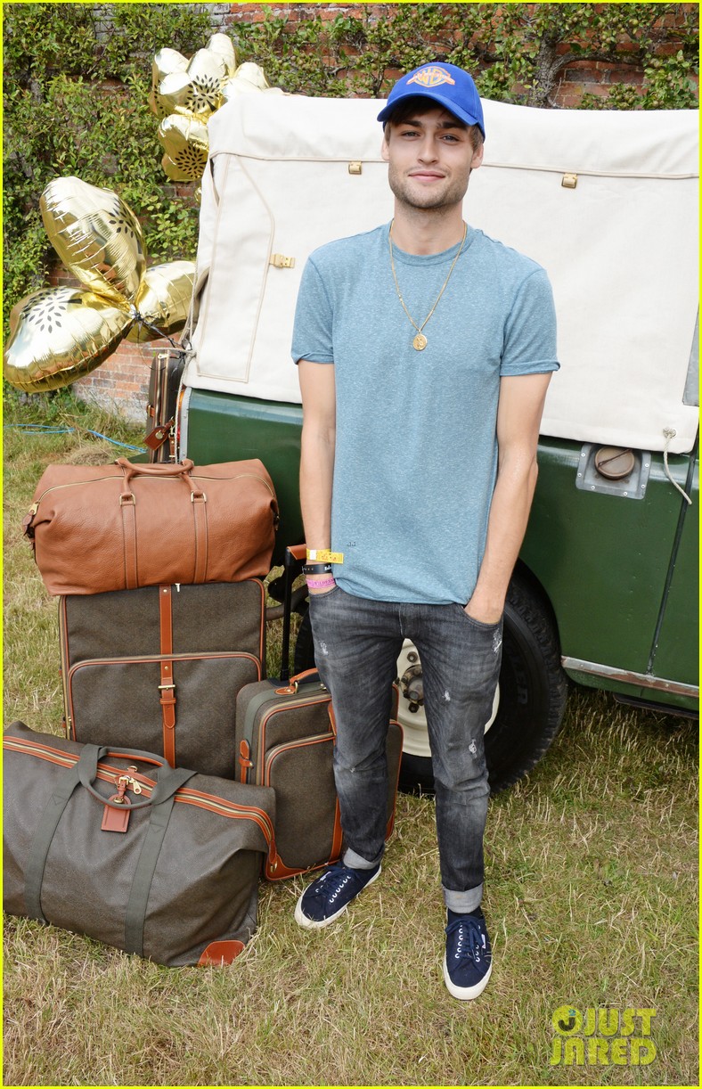 cara delevingne douglas booth mulberry wilderness picnic 023174207