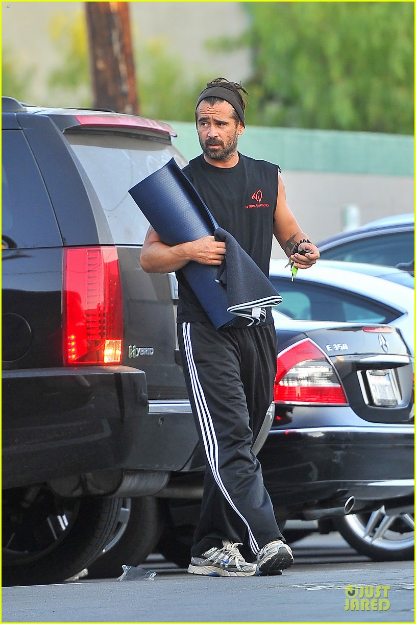 colin farrell gets in yoga time before weekend 013174052