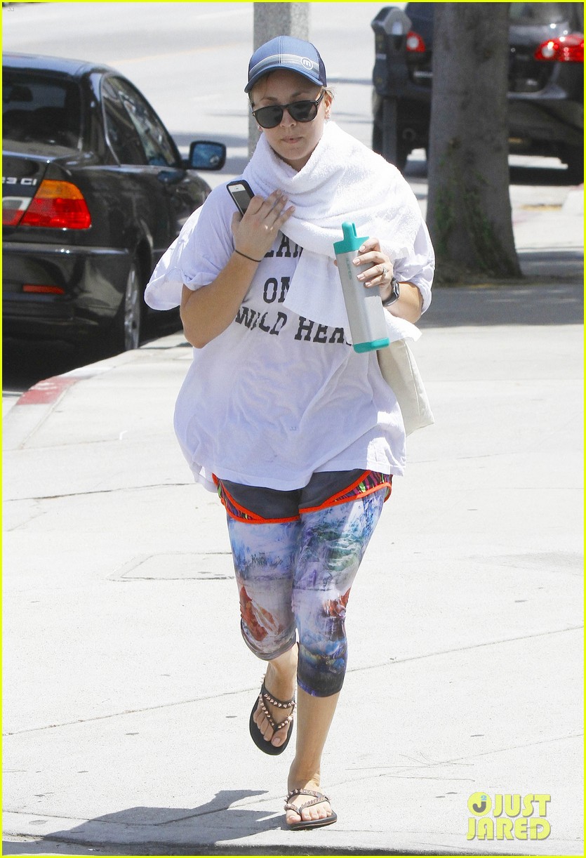 kaley cuoco runs out of yoga with a towel around her neck 093179605