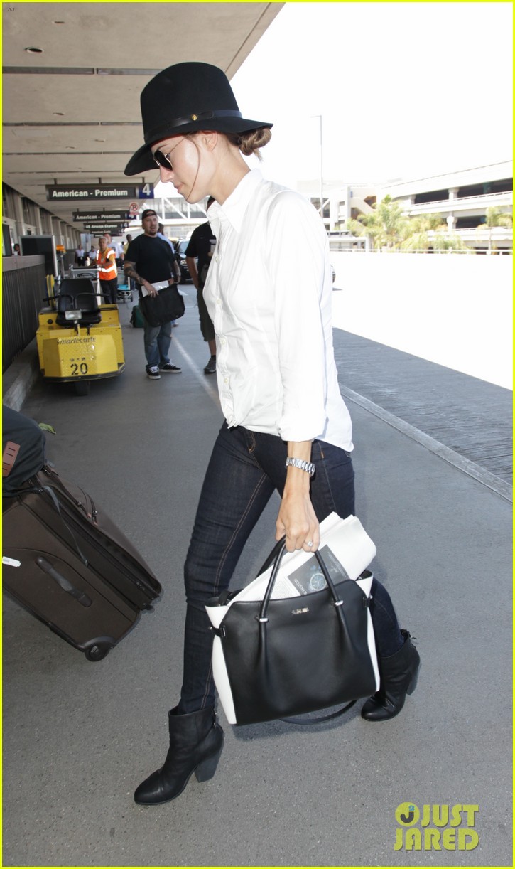lena dunham allison williams jet out of lax after eventful emmy awards 043185459