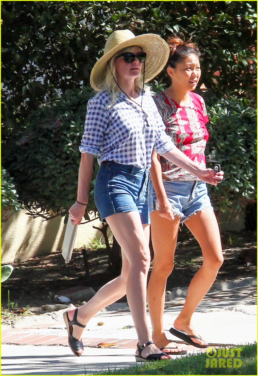 kirsten dunst makes a day errands in town 053176967