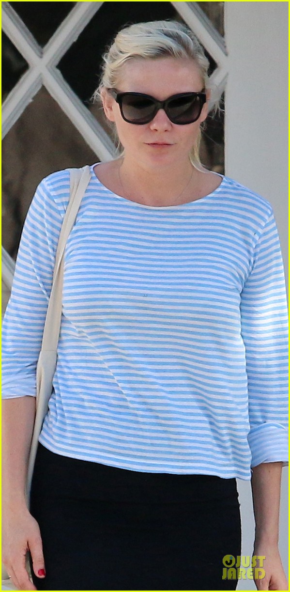 kirsten dunst pampers herself by getting nails done 043179348