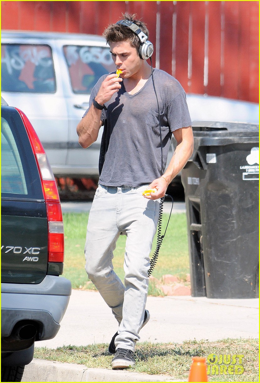 zac efron steps out after split from michelle rodriguez 093179760