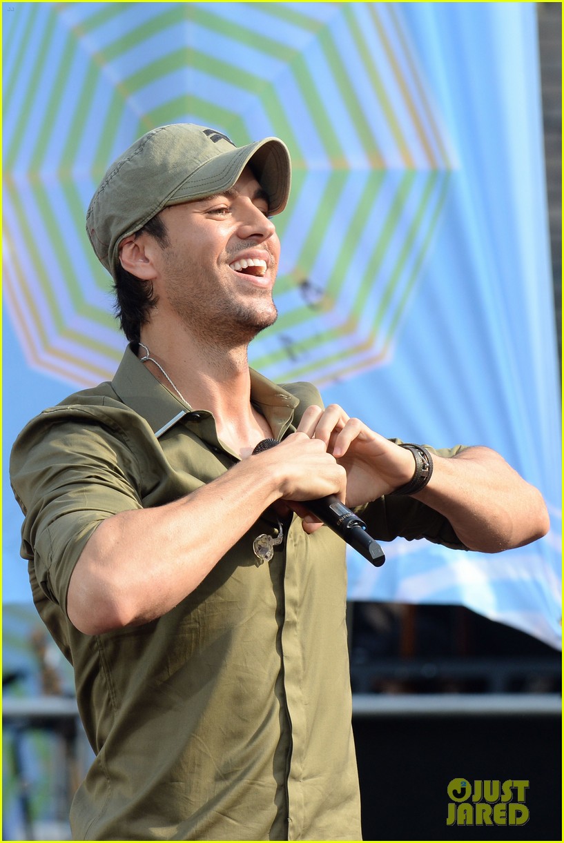 enrique iglesias brings down the house at gma 13