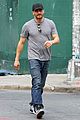jake gyllenhaals abs are visible through his shirt 05