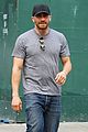 jake gyllenhaals abs are visible through his shirt 08