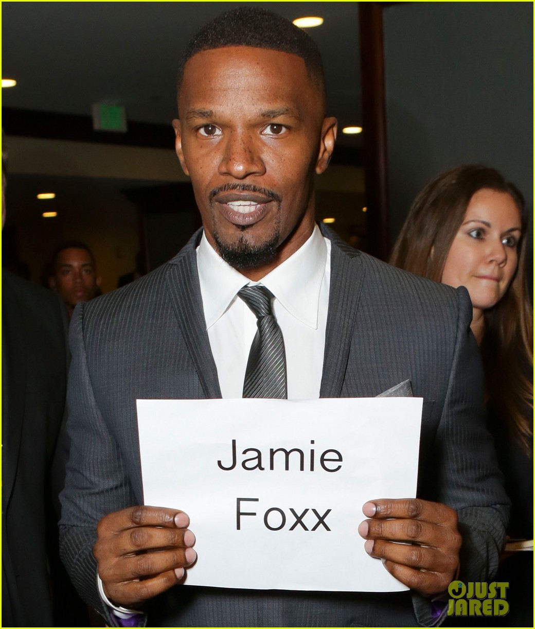 jamie foxx carries sign with his name just in case 013174047